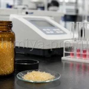 Светло-жёлтые кристаллы 4-аминоантипирина в янтарной банке рядом со спектрофотометром и розовыми пробами на фенолы