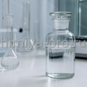 Стеклянный флакон водного аммиака квалификации ЧДА на лабораторном столе: 25% раствор для аналитики и осаждения гидроксидов.