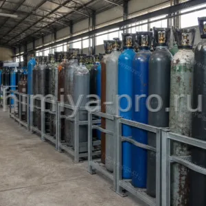 Стальные баллоны б/у для технических газов на складских стойках, оборотная тара под давлением