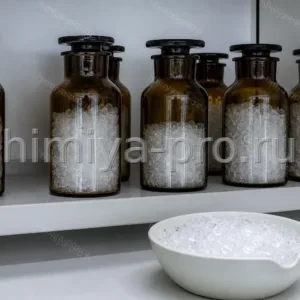 Бесцветные кристаллы нитрата бария квалификации II в лабораторных банках, зона хранения окислителей