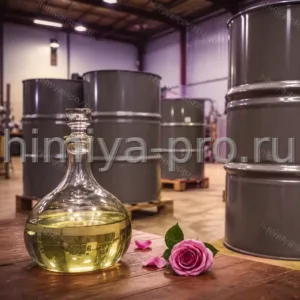 Светло-жёлтая маслянистая жидкость бета-ионона в стальных бочках на складе парфюмерных кетонов