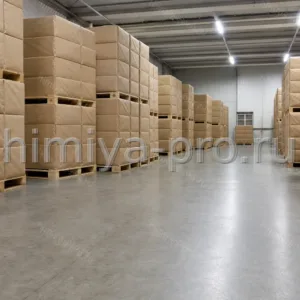 Крупная партия листов фильтровальной бумаги 520 на 600 мм в крафт-пачках на паллетах центрального склада.