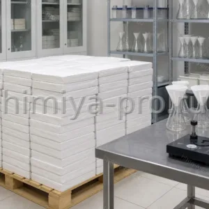Паллета лабораторной фильтровальной бумаги 520 на 600 мм в кладовой рядом с воронками для качественной фильтрации.