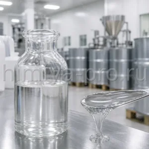 Бесцветное белое медицинское масло в стекле, канистрах и бочках на участке фасовки косметического и фармсырья.
