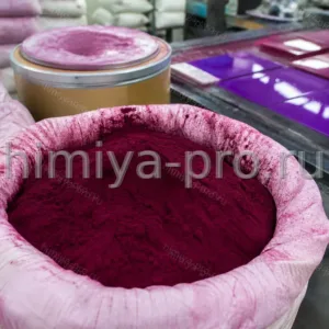 Фиолетовый порошок диоксазинового пигмента Violet 23 в мешке на участке автоэмалей и мастербатча