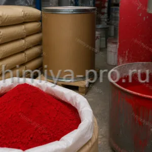 Алый органический пигмент в открытом мешке на лакокрасочном участке для внутренних красок и печати
