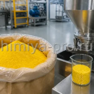 Жёлтый порошок пигмента 2К у бункера компаунда и гранулы полимера на производстве пластиков