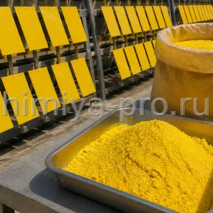 Прочный жёлтый пигмент в лотке и стойки атмосферных испытаний с жёлтыми панелями на площадке