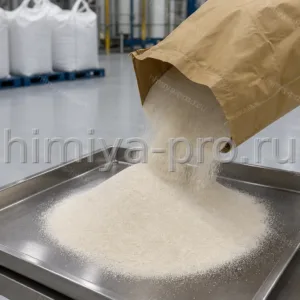 Светло-коричневый порошок сульфонола 80 процентов из крафт-мешка на стальном лотке склада