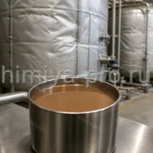 Однородная светло-коричневая смола Фенотам-Н 210М в пробоотборнике у резервуаров минваты