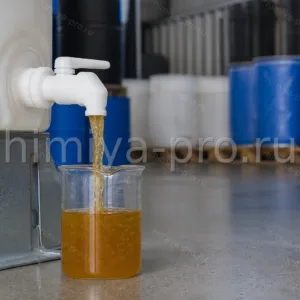 Коричнево-жёлтый вязкий раствор DTPMP 50 процентов из бочки HDPE на складе водоподготовки