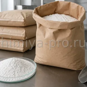 Белый мелкодисперсный моностеарат алюминия в чашке и мешке 25 кг на фармацевтическом участке фасовки