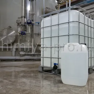 Раствор едкого натра 45–50% в канистре и IBC-контейнере на складе щёлочи целлюлозно-бумажного завода
