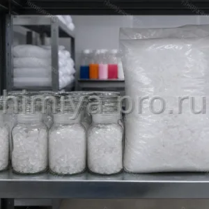 Банки реактива и мешок с алюмокалиевыми квасцами марки ч в лабораторной кладовой