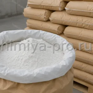 Белый порошок гашёной гидратной извести в многослойном мешке на сухом складе строительных материалов