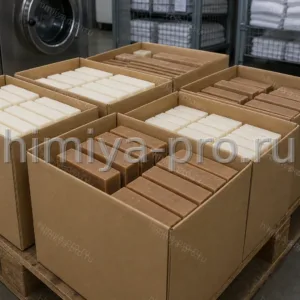Коричневые и светлые бруски хозяйственного мыла в открытых коробках на паллете прачечного склада