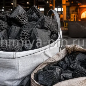 Куски древесного угля с пористой структурой в мешке и биг-бэге на складе металлургического топлива