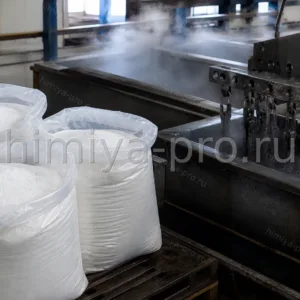 Белые кристаллы однозамещенного фосфата цинка в мешках у ванны фосфатирования стали в металлообработке