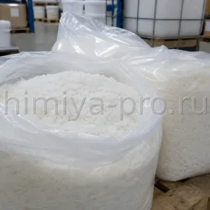 Белые хлопья цетеарилового спирта 30 на 70 в полиэтиленовых мешках на складе косметических эмульсий