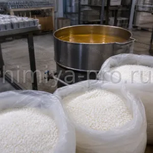 Белые гранулы полуочищенного парафина 56-59 C в PE-мешках у плавильного котла свечеваренного цеха