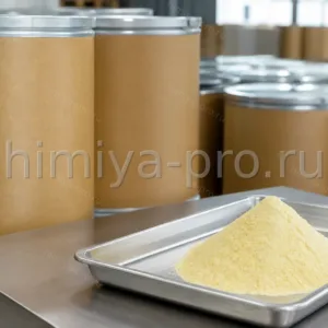 Мелкодисперсный светло-жёлтый порошок экстракта авокадо и сои на лотке у барабанов на складе