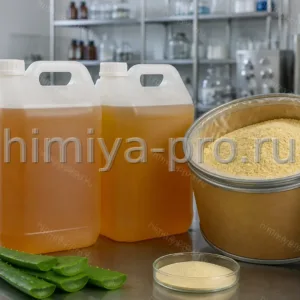 Полупрозрачный янтарный экстракт алоэ в канистрах HDPE и бежевый порошок в барабане на лабораторном столе