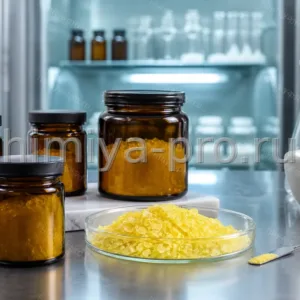 Жёлтый кристаллический порошок апигенина в лабораторных банках и чашке на столе косметического цеха
