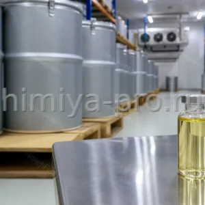 Светло-жёлтое масло арахидоновой кислоты в алюминиевых барабанах и флаконе на холодильном складе