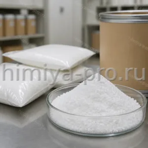 Белый кристаллический порошок аскорбил фосфата у барабана и пакетов на столе косметического сырья