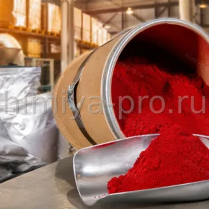 Красный порошок астаксантина 1–5% у открытого барабана на складе кормовых каротиноидов