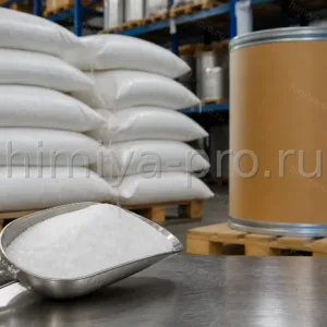 Белый порошок ацетил-L-глутаминовой кислоты у мешков и барабана на складе аминокислот