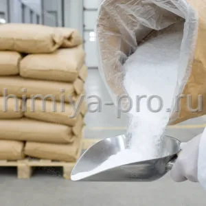 Белый кристаллический порошок N-ацетил-L-цистеина из промышленного мешка на складе фармацевтического сырья