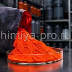 Красно-оранжевый порошок бета-каротина из тёмного мешка в стеклянной чашке на складе пищевых красителей