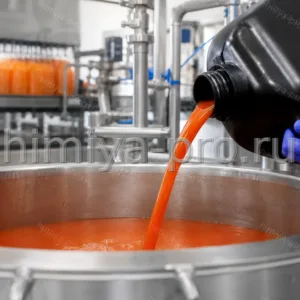 Оранжево-красная водорастворимая эмульсия бета-каротина 2% в тёмной канистре на линии напитков