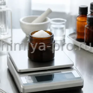 Белый кристаллический порошок биотина в янтарной банке на лабораторных весах фармацевтического участка