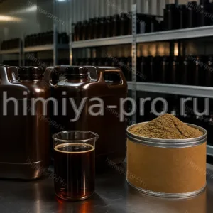 Янтарная жидкость и порошок экстракта винограда в тёмных канистрах на складе сырья