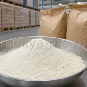 Светлый микрокапсулированный порошок токоферилацетата 50% CWS в металлической чаше на складе пищевых добавок.