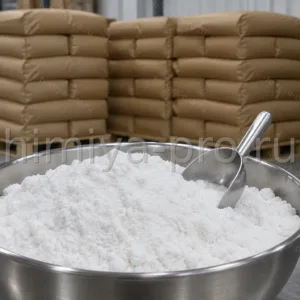 Белый сыпучий порошок аминокислот BCAA (лейцин, изолейцин, валин) в стальной чаше на складе сырья.