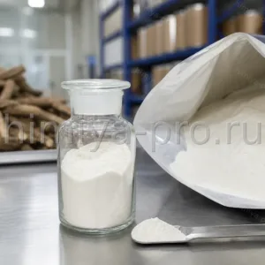 Белый кристаллический порошок глицирризиновой кислоты в банке и мешке рядом с корнем солодки