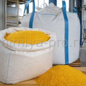 Жёлтый порошок и гранулы кукурузного глютена в мешке и биг-бэге на складе комбикормового завода