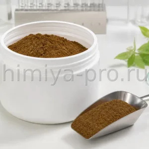 Коричневый порошок экстракта горянки в полимерной банке со стальным совком на белом лабораторном столе