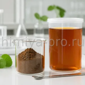 Коричневый порошок и янтарная жидкость экстракта готу колы на косметическом лабораторном столе, центелла азиатская