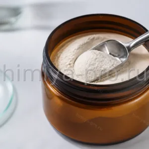 Светло-серый порошок экстракта гриффонии с 5-HTP в янтарной фармацевтической банке на лабораторном столе