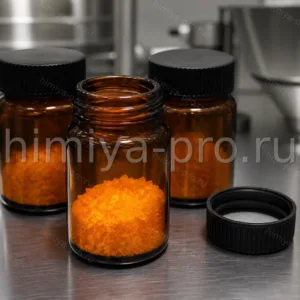Оранжевый кристаллический изотретиноин в янтарных флаконах на столе фармацевтического чистого помещения