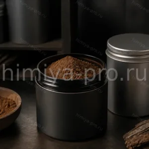 Коричневый порошок экстракта йохимбе в непрозрачных банках на тёмном складе сырья