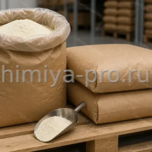 Кремово-белый порошок камеди рожкового дерева E410 в открытом мешке 25 кг на паллете склада