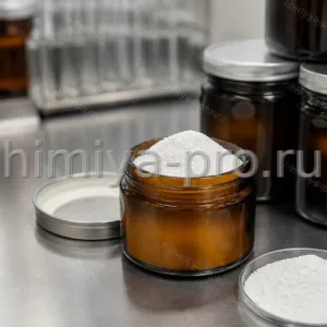 Белый порошок кетоконазола в открытой тёмной банке на лабораторном столе для наружных противогрибковых форм