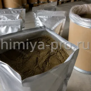 Коричнево-зелёный порошок экстракта красного клевера в фольгированном пакете на складе растительного сырья