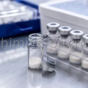 Белый лиофилизат коллагеназы во флаконе на лабораторном столе для выделения клеток и ферментных пилингов