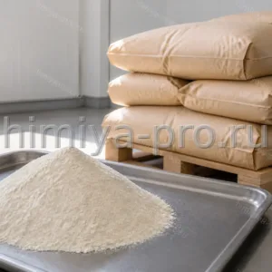 Порошок конжаковой камеди E425 на стальном лотке рядом с промышленными мешками на складе пищевых добавок